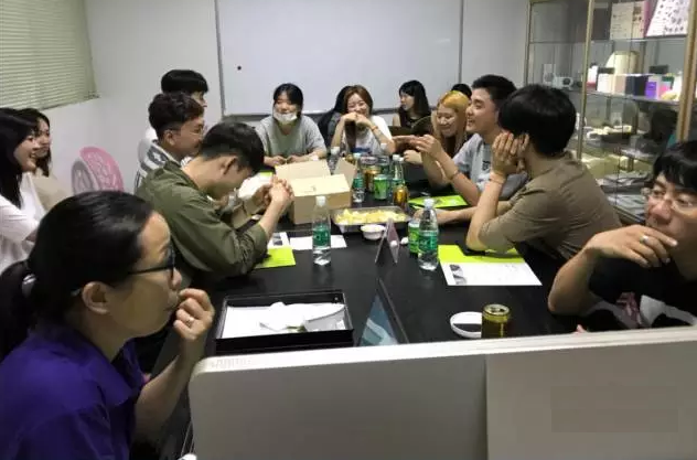 老師和同學(xué)在學(xué)習(xí)手板模型制作后，自己動手組裝的產(chǎn)品